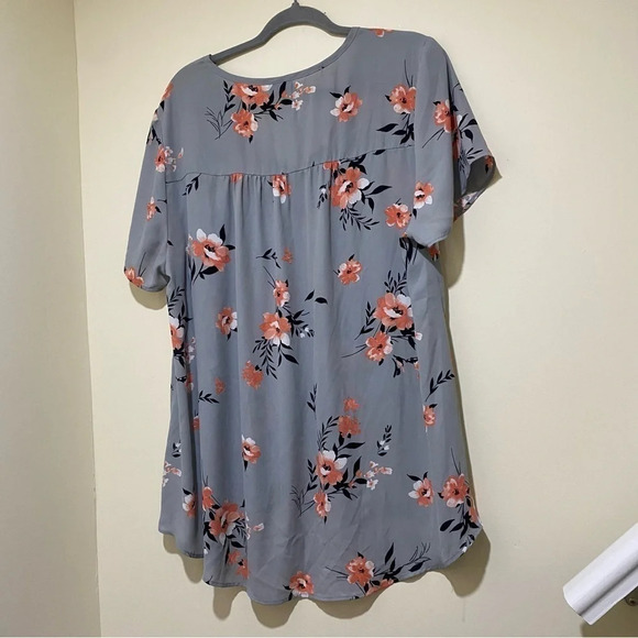 Womens Torrid Grey Casual Eyelet Short Sleeve Floral V-Neck Blouse Shirt size 1X - Picture 12 of 16